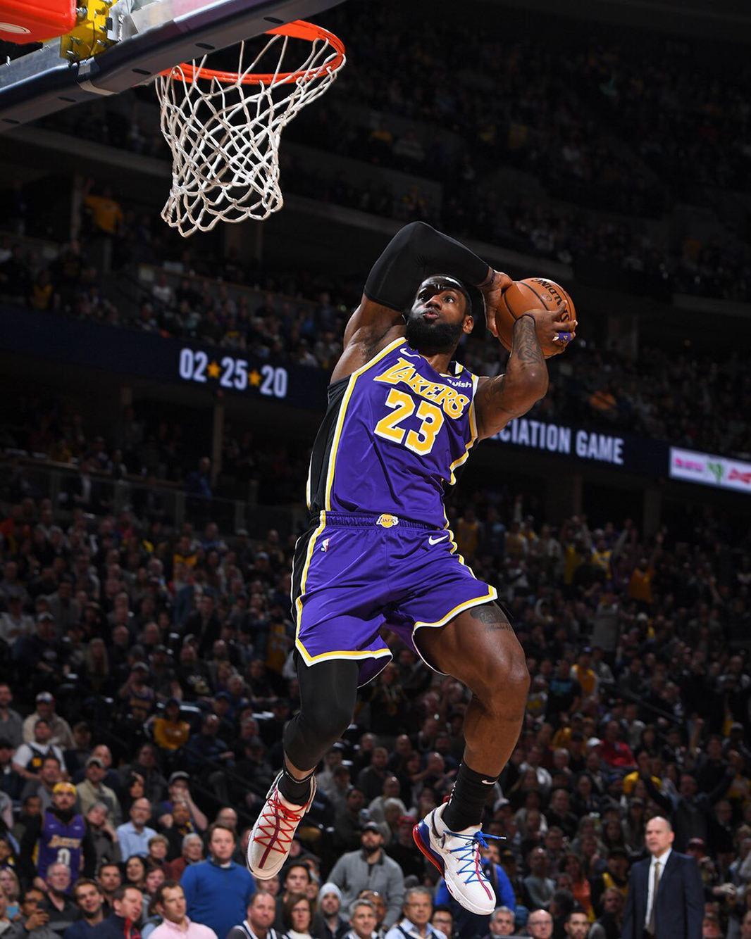 发出热烈的 发出热烈的